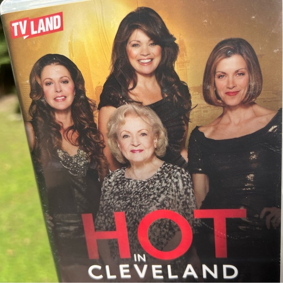 Hot in Cleveland: The Complete TV Series, 6 Seasons DVD,Subtitled|Bonus Features - Picture 2 of 16